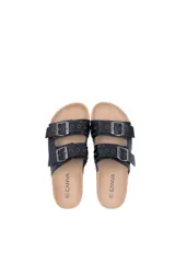 Sandalias negras con dos tiras anchas ajustables con hebillas plateadas y detalle de tachas plateadas.