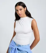 Blusa sin mangas color celeste, con cuello alto y drapeados laterales.