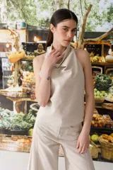 Top halter color beige con lurex y cuello alto.