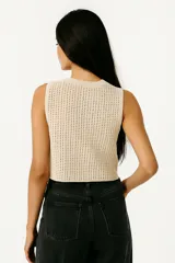 Musculosa color crema de algodón con cuello redondo y corte recto.