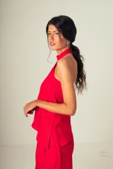 Top rojo con cuello halter y espalda descubierta.