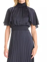 Vestido midi plisado color beige, marca Julia Jordan. Cuello alto con punto smock, mangas amplias tipo mariposa y cintura elastizada con punto smock. Espalda con botones y abertura central. Forro interno a tono.