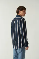 Camisa de mangas largas con estampado a rayas verticales en tonos verde oliva, blanco y azul. Corte regular y logo bordado en el pecho. Confeccionada en viscosa.