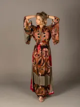 Kimono largo de viscosa con estampado artístico de guepardos en tonos tierra, verde oliva y detalles en rojo. Presenta mangas anchas estilo kimono y un lazo para ajustar a la cintura.