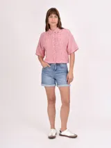 Short de jean de tiro alto, color celeste claro, con ruedo doblado y bolsillos delanteros y traseros.