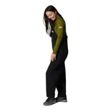 Pantalón tipo jardinero negro de softshell con tirantes ajustables, cierre frontal con cremallera, bolsillos laterales con cremallera y bolsillo en el pecho.