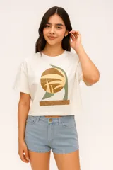 Remera cropped de algodón color crudo, con cuello redondo y estampado abstracto en el frente.