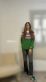 Sweater de lana merino con cuello redondo y diseño con motivos geométricos en tonos azul, marrón, naranja, verde y beige.