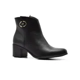 Bota corta de cuero negro con taco alto y hebilla dorada decorativa.