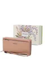 Billetera color beige con doble compartimento con cierre, correa de mano y logo de la marca en el frente.