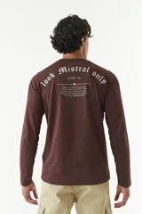 Remera manga larga verde militar con estampado en la espalda que dice 'look Mistral only' y una frase motivacional.