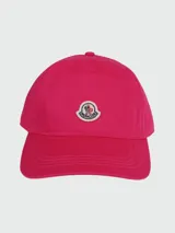Gorro blanco con visera de algodón y logo bordado de la marca.