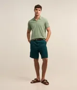 Bermuda masculina de sarga color rosado, con corte recto y bolsillos laterales.