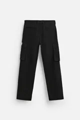 Pantalón cargo color verde oscuro, de corte relaxed fit, con bolsillos laterales con solapa y bolsillos traseros de vivo.