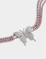 Gargantilla con triple hilera de strass rosa y dije de mariposa plateada con strass.
