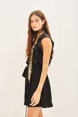 Vestido corto negro con escote en V profundo y mangas cortas con volados.