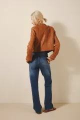 Jean tiro alto de denim azul con elastano, lavado localizado con bigotes y pierna recta.