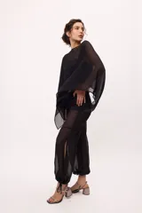 Poncho de gasa color celeste, de talle único.