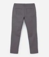 Pantalón de vestir marrón, de corte skinny, con bolsillos laterales y traseros. Se ajusta a la cintura con cinturón de cuero marrón.