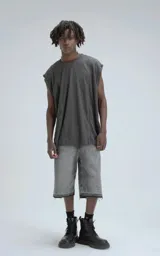 Sudadera sin mangas de cuello redondo, color gris oscuro, confeccionada en tejido de hilo liviano con textura acanalada y recortes superpuestos que crean un efecto de relieve asimétrico.