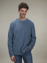 Sweater de micropolar azul con cuello redondo y mangas largas.