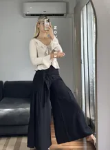 Pantalón palazzo color beige con lazo en la cintura.