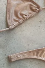 Bikini con top de triángulos ajustables y almohadillas removibles, acompañado de un bottom colaless con laterales fijos, en estampado de serpiente.