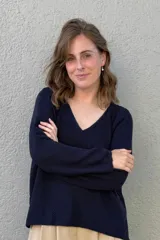 Sweater de punto color azul marino, con escote en V y mangas largas.