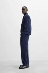 Pantalón azul marino de corte recto, confeccionado en tejido de lyocell y algodón. Cuenta con bolsillos laterales y traseros de ojal.