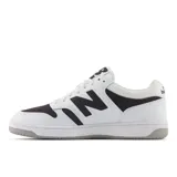Championes New Balance BB480 de cuero blanco con detalles en negro y suela gris.