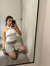 Minifalda color beige con cintura elastizada.