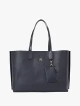 Bolso tipo tote Tommy Hilfiger color azul marino con diseño de monograma TH en relieve. Incluye monedero extraíble con cremallera y cierre magnético. Tiene doble asa superior, dos compartimentos principales y un compartimento interior con cremallera.