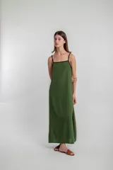 Vestido largo verde oliva de lino, con breteles finos negros y escote cuadrado con ribete negro.