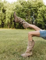 Bucanera alta color beige de gamuza, con caña arrugada y taco de madera.