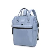 Mochila de nylon color celeste claro con cierres y herrajes negros. Presenta dos asas superiores, correas ajustables para llevar como mochila, bolsillo frontal con cierre y bolsillos laterales abiertos. Tiene un bolsillo trasero con cierre.