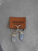 Par de aros colgantes con argolla plateada y dije de piedra natural irregular color celeste. Marca Agnes Lenoble.