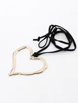 Collar con dije de corazón dorado y cordón negro.