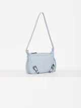 Mini cartera bandolera color celeste con textura granulada, correa fina al tono y detalles de hebillas metálicas plateadas.