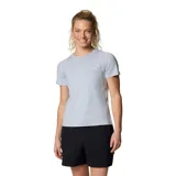 Remera deportiva Columbia Weekend Ascent para mujer, color gris claro con finas rayas horizontales. Confeccionada con tejido reciclado Omni-Wick™ que absorbe la humedad y neutraliza los olores.