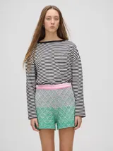 Short de algodón con patrón tejido a rombos y pretina elástica combinada.