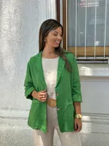 Blazer de mujer color verde vibrante, de corte relajado y manga larga remangada. Presenta solapas de muesca y cierre frontal con dos botones.