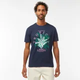 Camiseta azul marino de manga corta con estampado tropical en el frente.