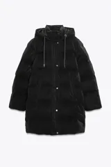 Anorak negro acolchado resistente al viento con aislamiento térmico, cuello alto, capucha ajustable con cordones, manga larga con puño interior, bolsillos delanteros con forro polar y cierre de cremallera, cierre frontal con cremallera oculta y botones a presión.