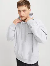 Buzo con capucha gris melange, de manga larga y corte holgado. Tiene bolsillo tipo canguro, puños de canalé y estampa con logo en el pecho.