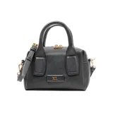 Cartera chica de símil cuero graneado color negro, con doble asa corta y correa larga regulable. Tiene cierre superior, un bolsillo interno con cierre y otro abierto. El interior es de tela de algodón y poliéster.
