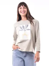 Remera blanca de manga larga con estampa rectangular dorada con diseño animal print y texto 'Fearless, fierce & fabulous'.