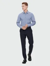 Camisa celeste con estampado de monogramas, corte slim fit y mangas largas.