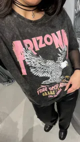 Remerón negro con efecto gastado, estampado con la palabra "Arizona" en rosa, un águila calva y la frase "Free your mind and feel the sunshine".
