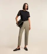Blusa negra de viscosa con cuello redondo y mangas cortas de tul.