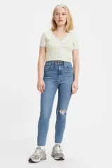 Jeans de tiro alto color celeste, ajustados en cadera y muslos, con pierna súper ajustada y rotura en la rodilla.